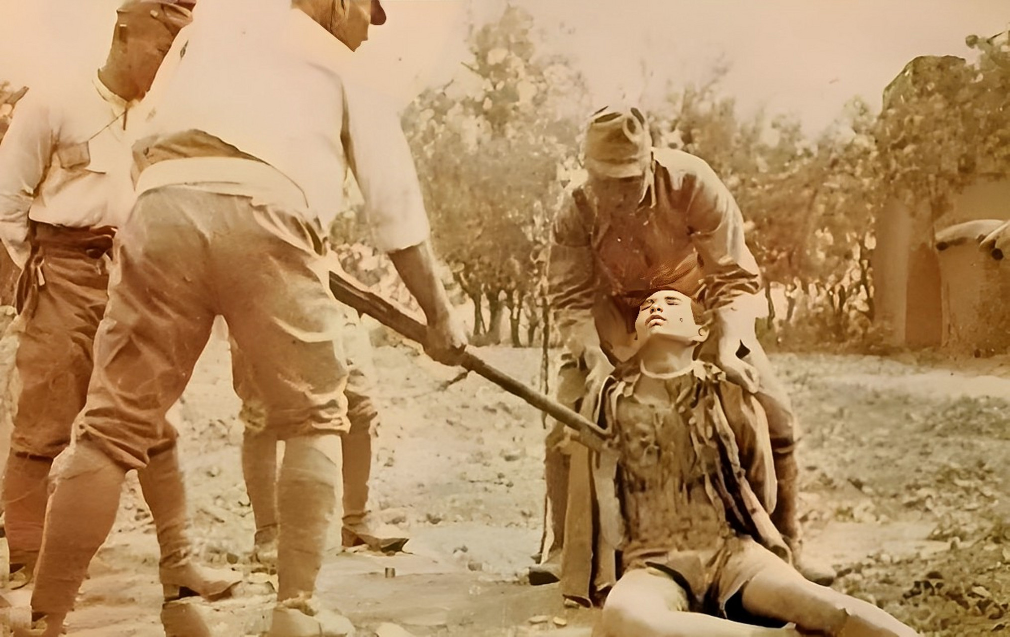 1938年,日军杀害我军战士的老照片,图片 战士被俘虏打伤,难以安坐,而