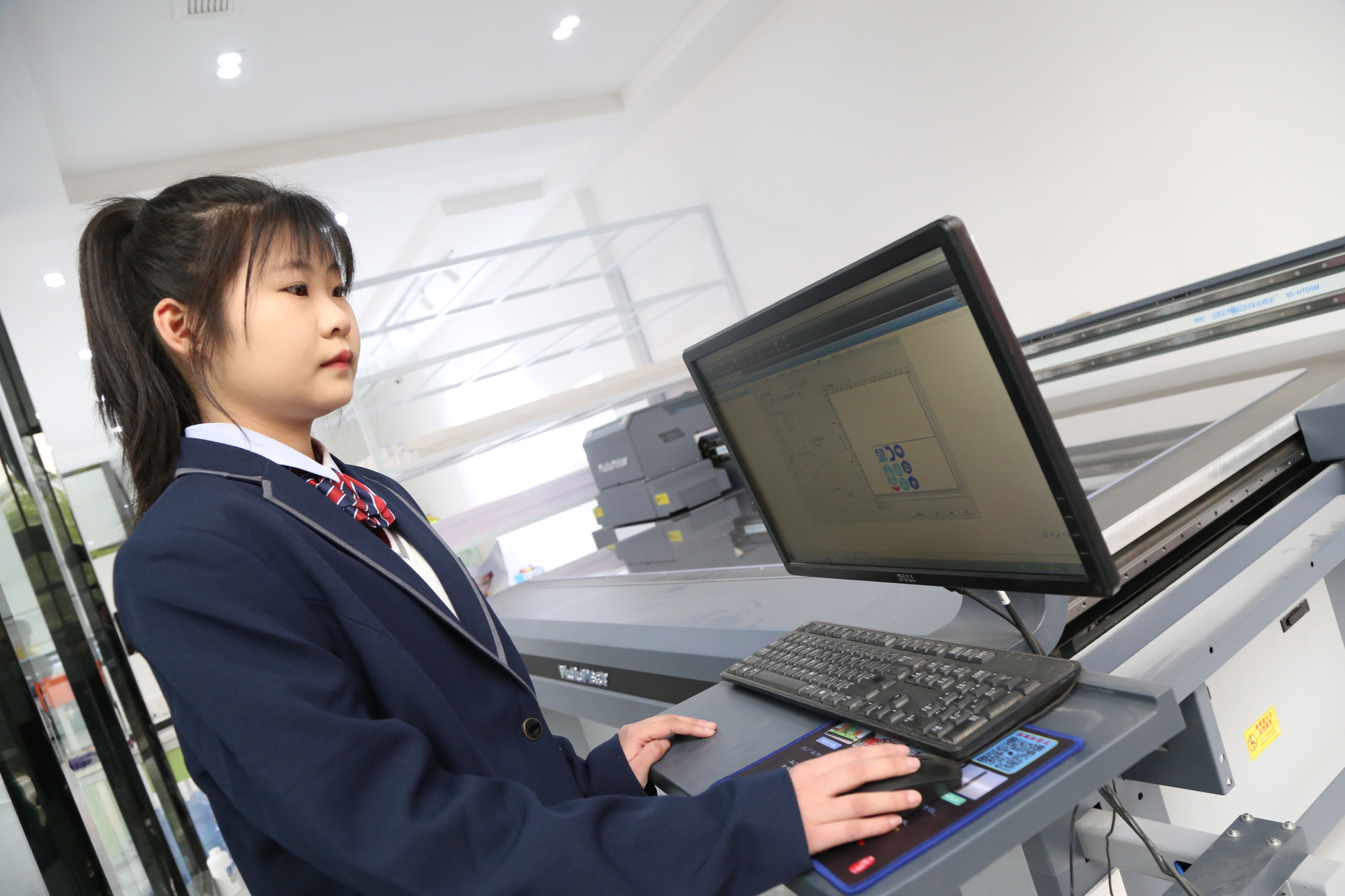 初中生选择技工学校有哪些好处: 可以学习技能:技工学校注重实践操作