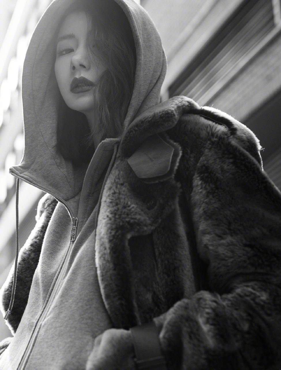 戚薇亮相纽约时装周看秀,一身潇洒雅灰色系反季节造型,化身酷飒都市