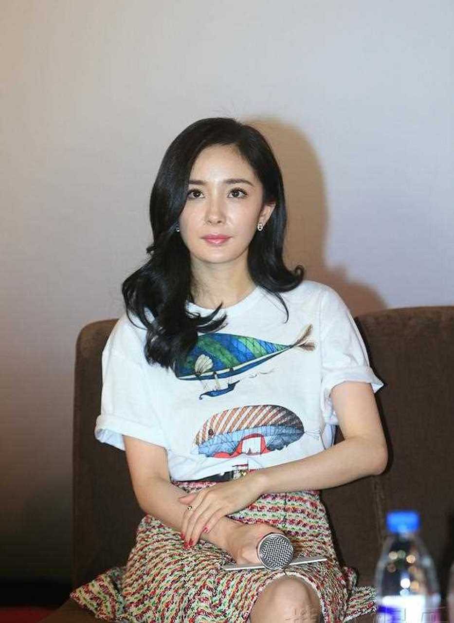 也许是钱给少了,"炸捐"杨幂在综艺"王牌"上连水都不愿沾,网友评价:"