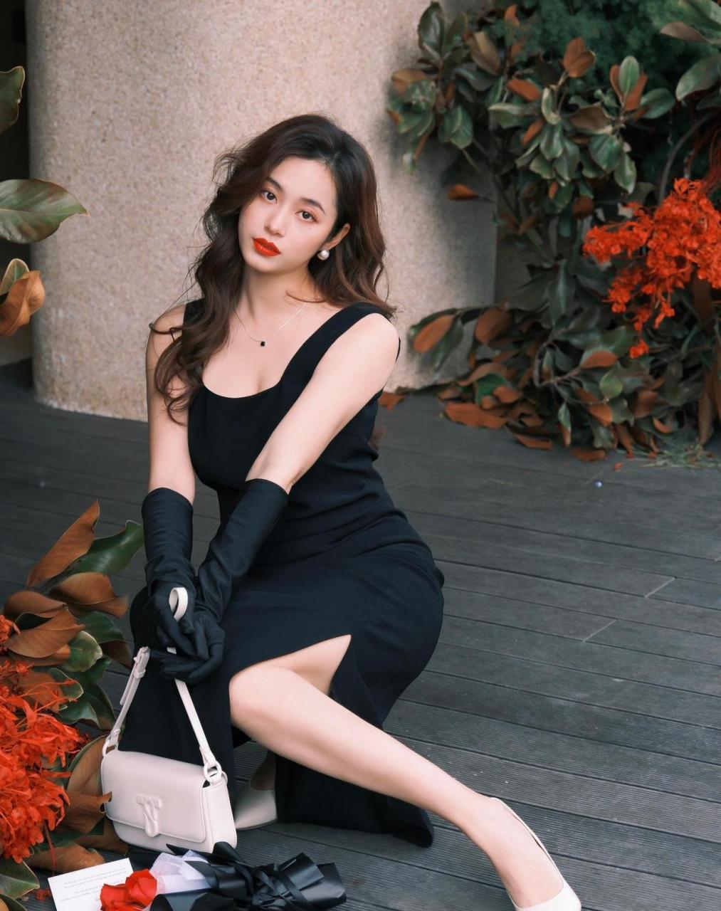 轻熟风美女,贵气迷人黑色连衣裙穿搭