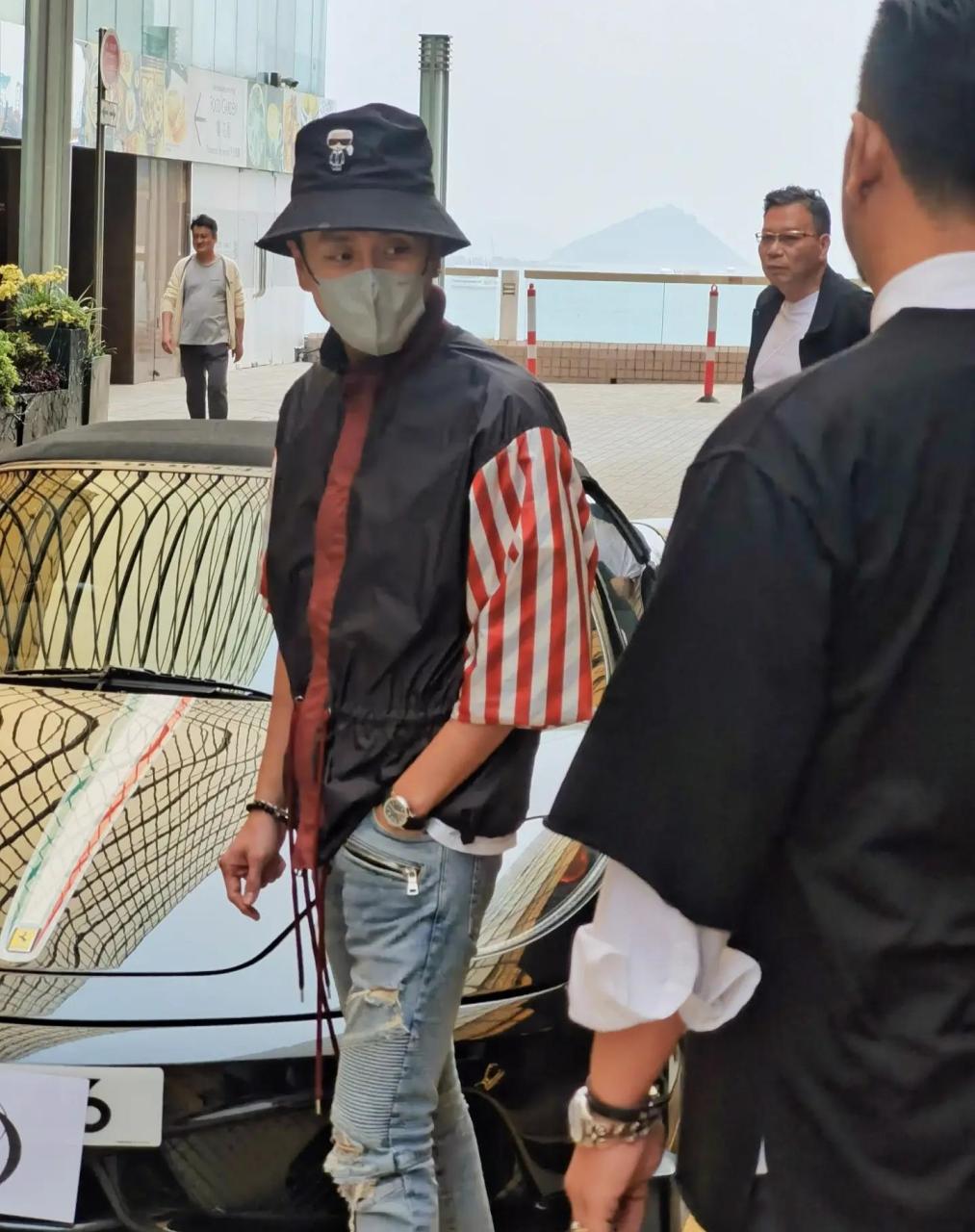 尴尬了,黄宗泽开400万跑车出席活动,下车画风狼狈引嘲讽.