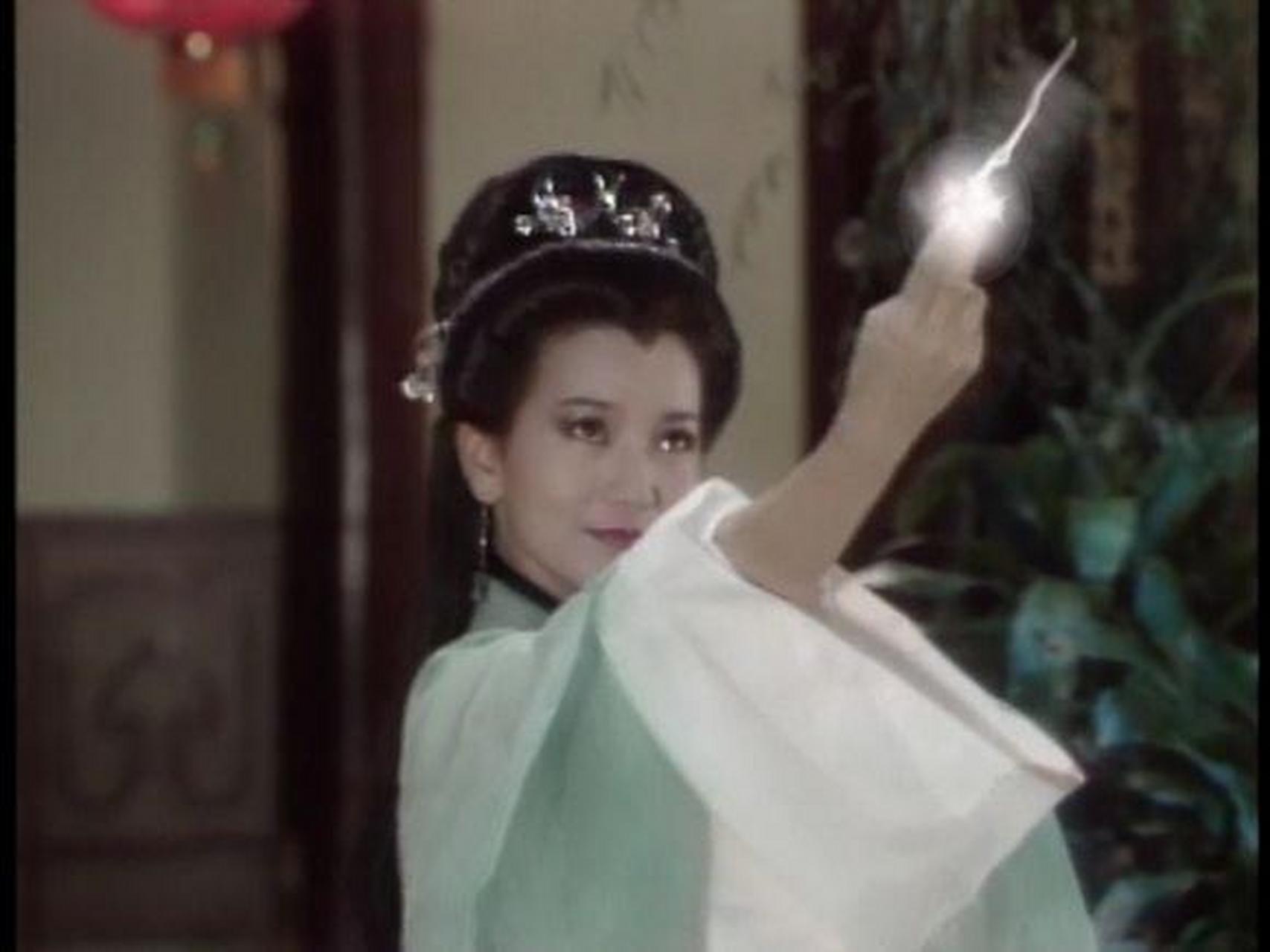 【"白娘子"施法手势是赵雅芝设计的】赵雅芝在综艺节目中透露,当年拍