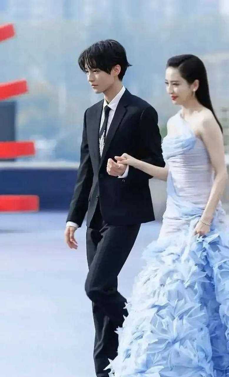 王俊凯13岁时参加《你最有才》,深情演唱了一首歌,当时担任评委的黄安