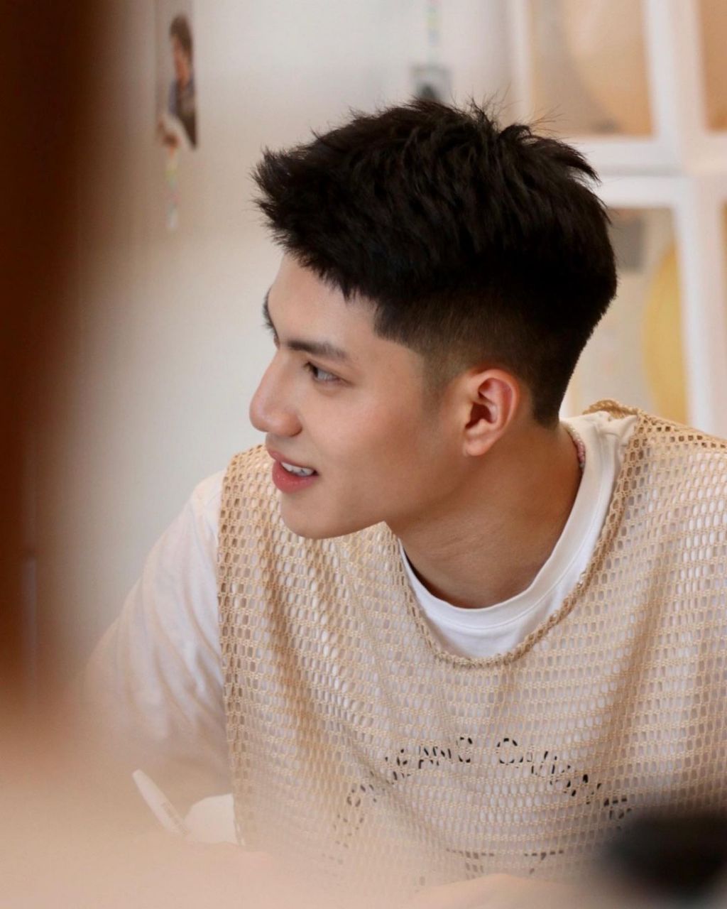 留着寸头看上去干净利索的泰国新生代男演员,看他那张有棱有角的脸