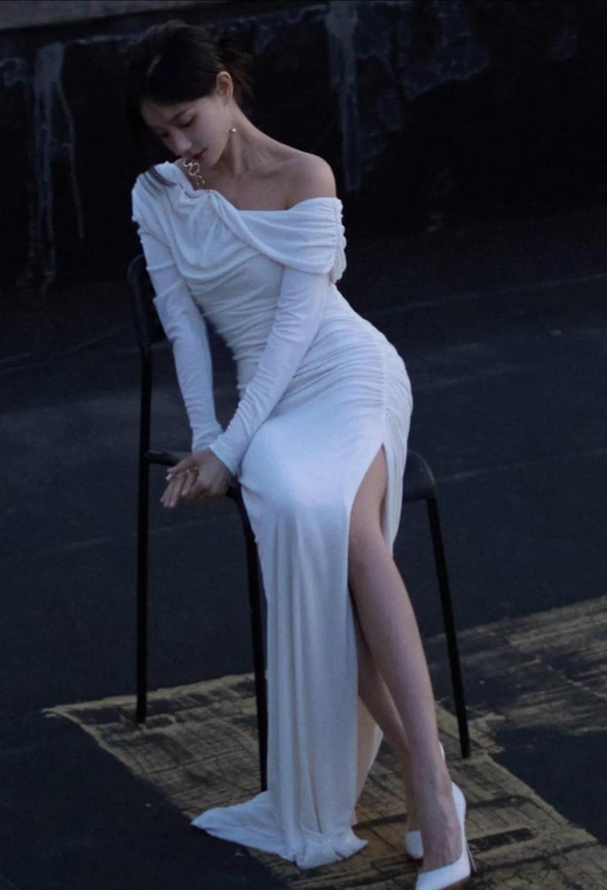 女明星李一桐户外照片,夜色美人更美,她这身材曲线,哪怕放在娱乐圈里
