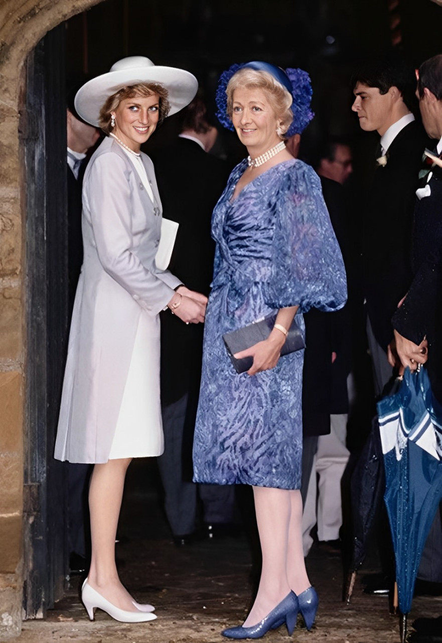 卡米拉为了气安德鲁与查尔斯暧昧,后来看到嫁入王室无望,不顾查尔斯