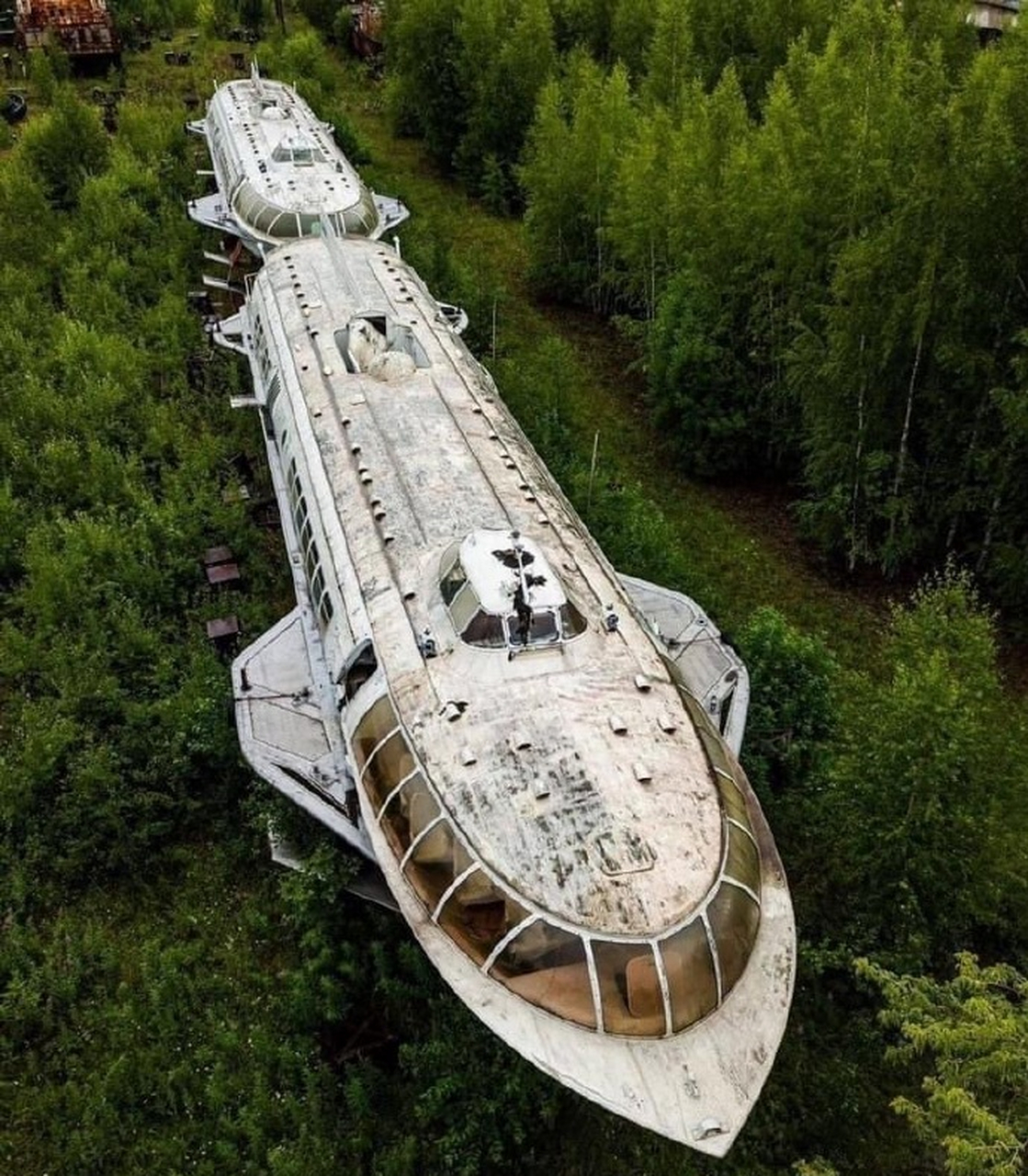 废弃的苏联时期水翼船