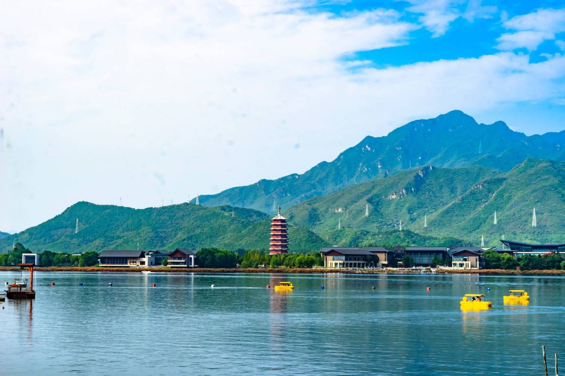 雁栖湖,位于北京怀柔,是一个环境优美,风景如画的地方