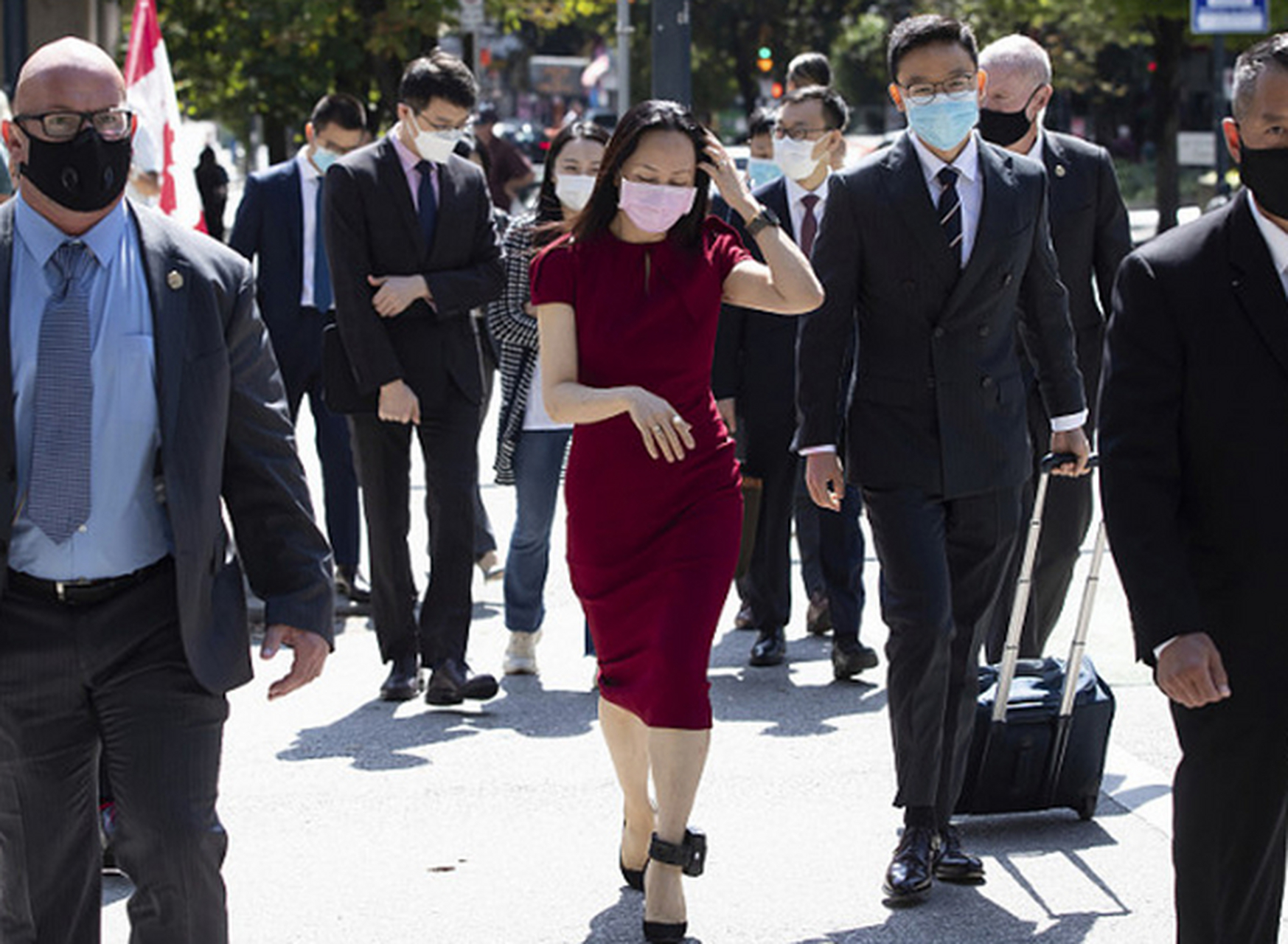孟晚舟出庭堪比时装秀,3天换3套造型,中国红霸气波点裙淑女