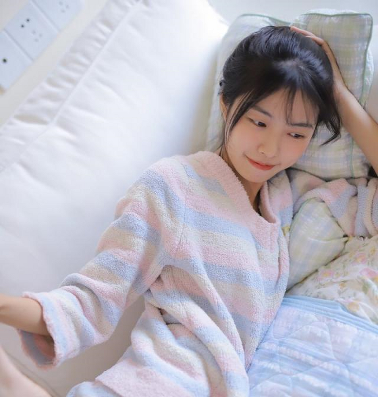 萌系小姐姐身穿棉花糖睡衣,气质甜美清新,简直太可爱啦!