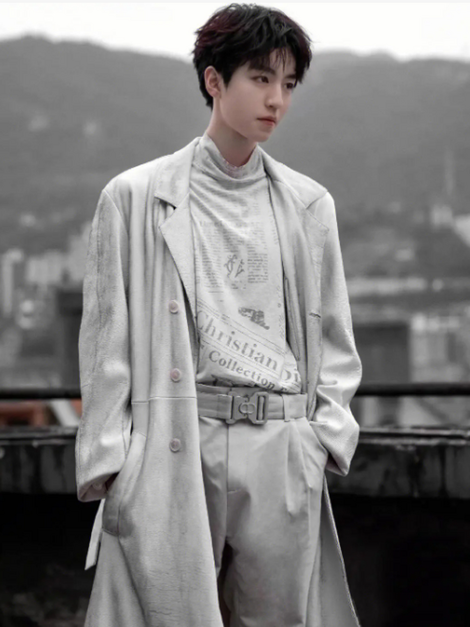 有网友发现王俊凯和他经纪人穿着疑似情侣装,引发了恋情的猜测.