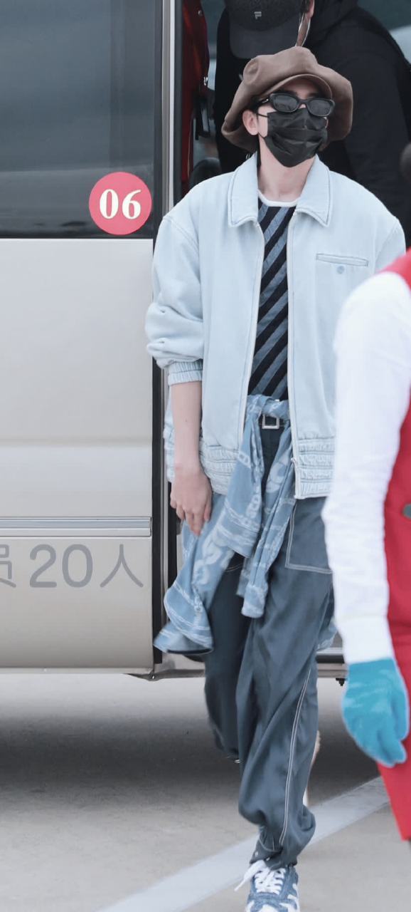 蔡徐坤|《好久不见牛奶宝坤》    一组最新机场餐照,浅蓝色牛仔外套