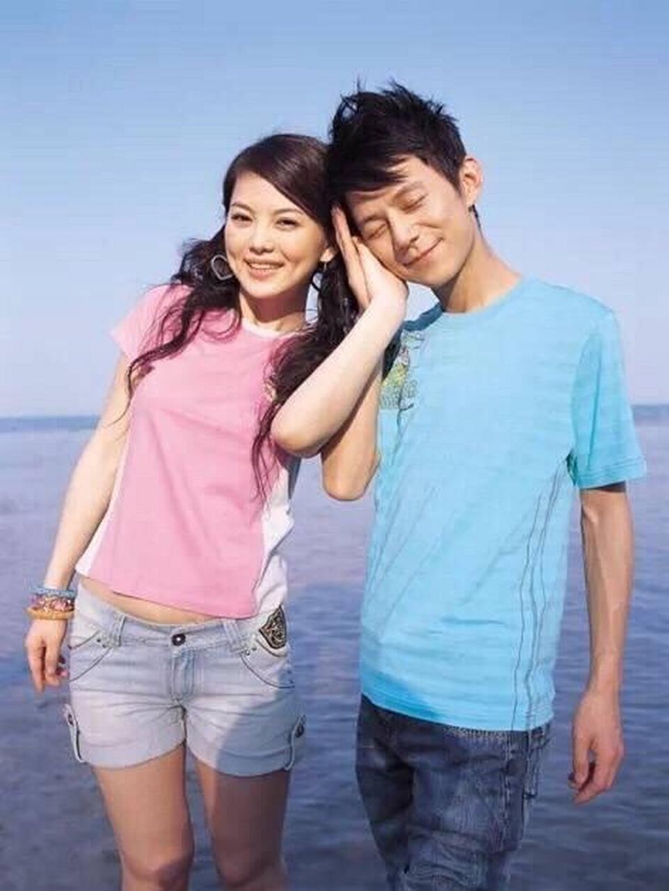 有人说何炅和李湘是天生的一对.两人一对,无敌.