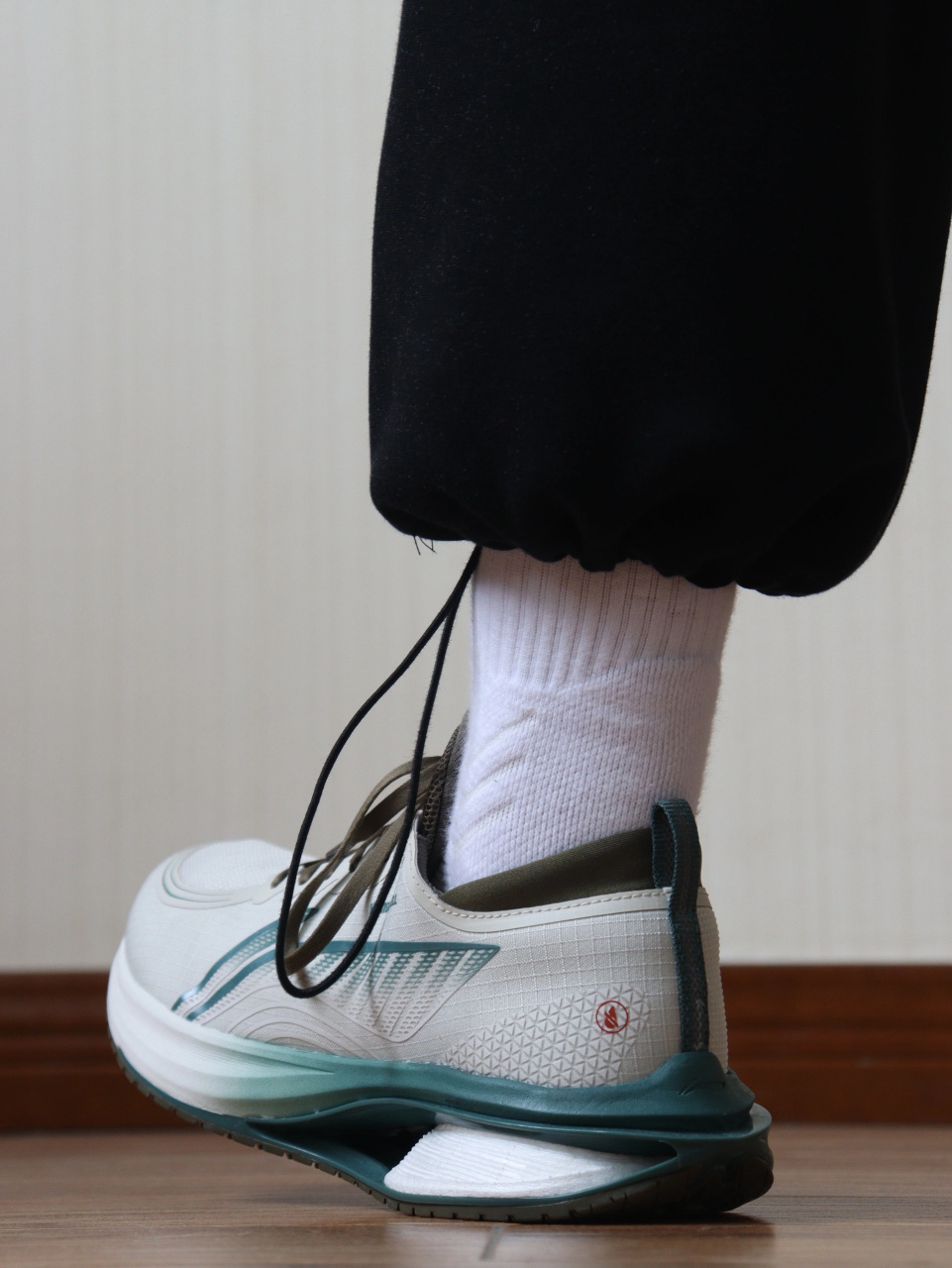 今天和大家分享的是这双吾适5s3.0的防护版!