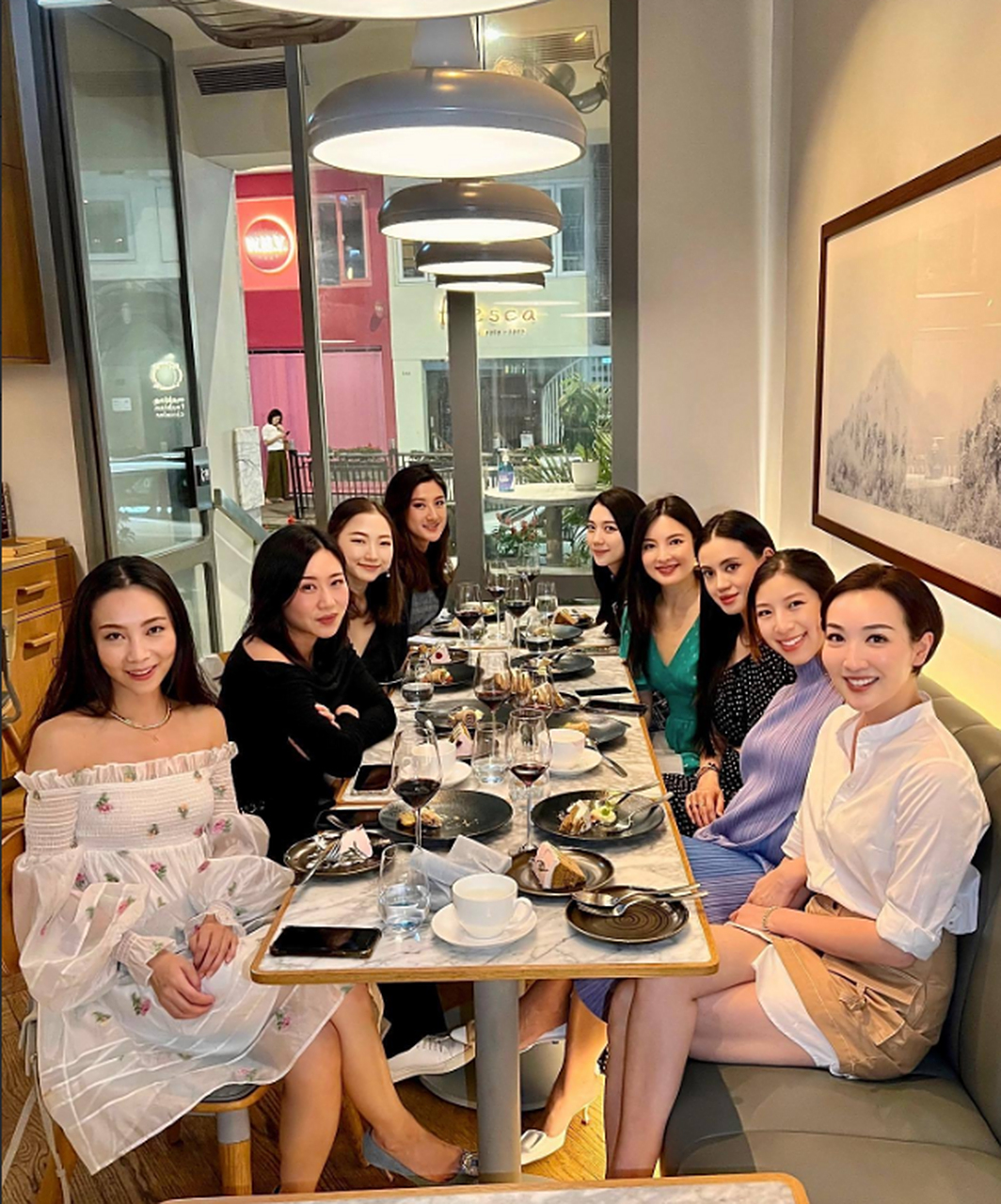 顶级名媛聚会,林恬儿与霍家名媛霍思纬同框,还有穿绿裙的晓丹身份更是