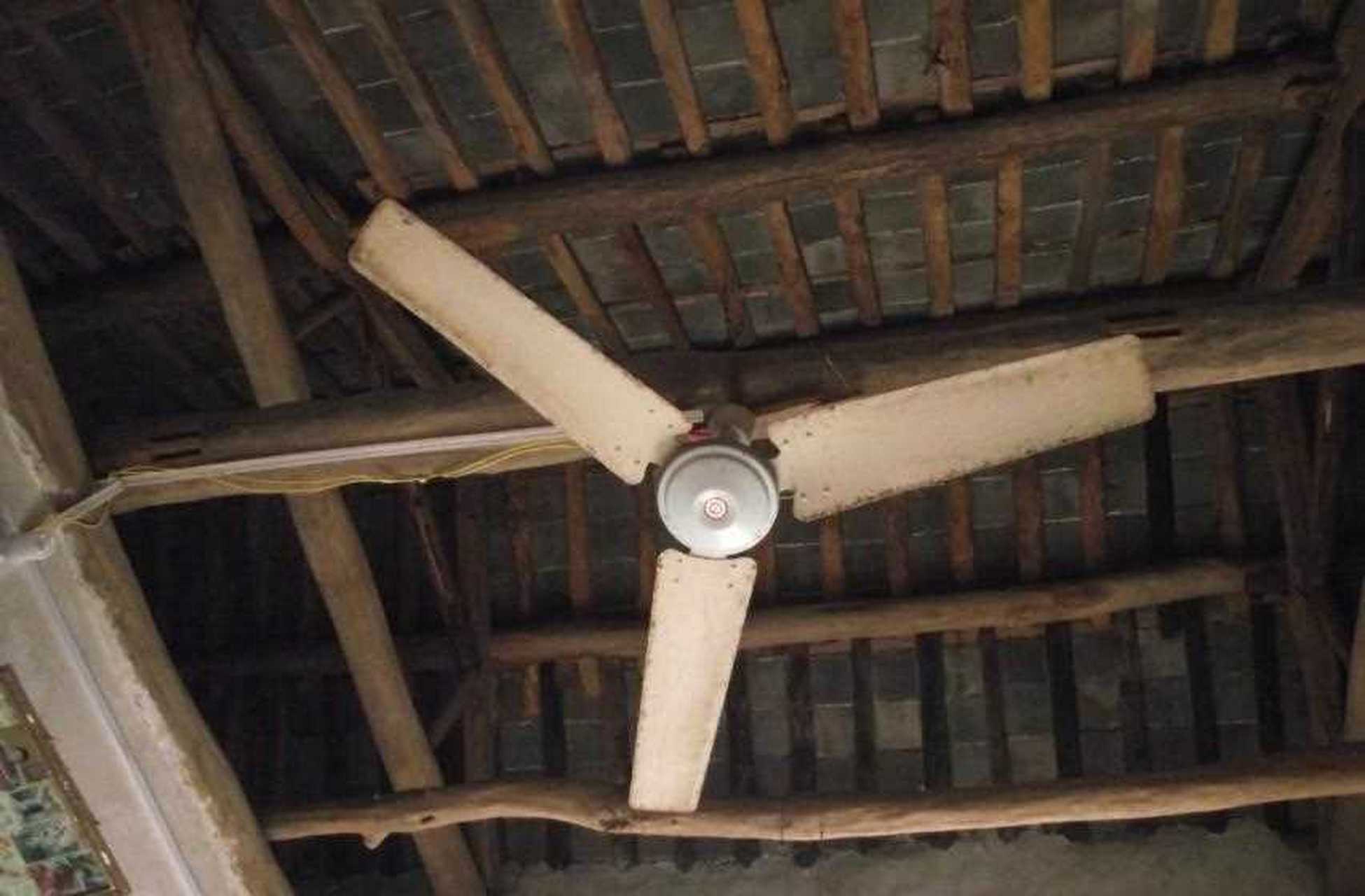 五挡大吊扇,农村的老瓦房没地方拴,就在两堵墙之间架一粗木棍,用铁丝