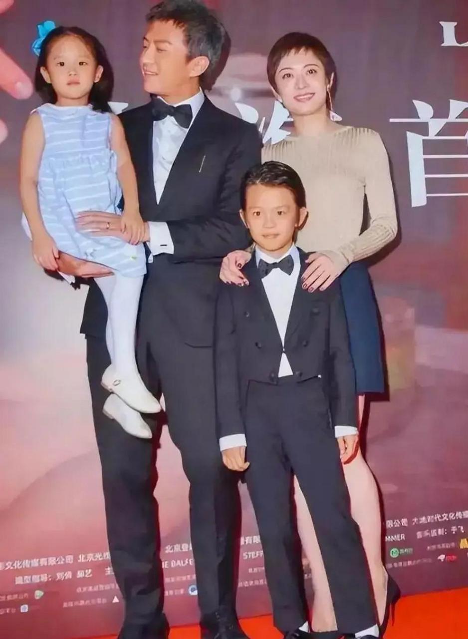 gif创作人# 著名演员孙俪与老公邓超一家四口的全家福,邓超白发过量