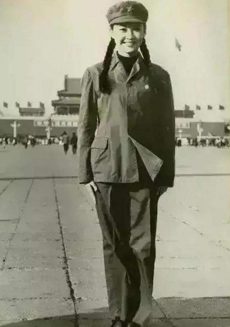 这位扎着麻花辫 ,身穿军装的漂亮女孩,是时年18岁的许晴!