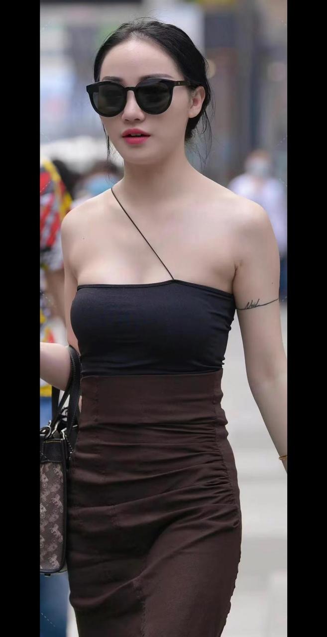 街拍靓丽的抹胸裙小姐姐,戴上眼镜更酷了 #中国版chatgpt来了# #娱乐