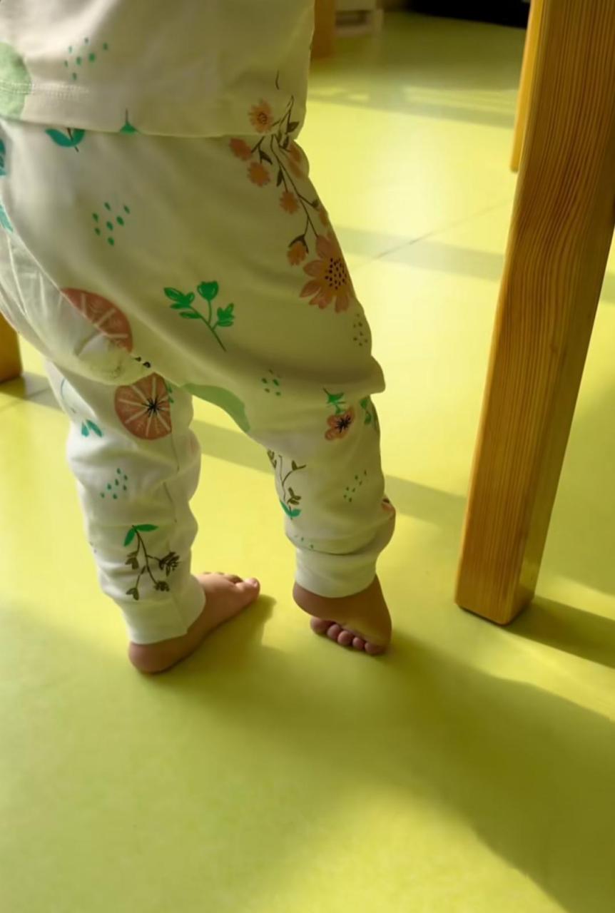 一岁七个月的宝宝,没事就这样站着,正常吗?平时走路是正常的.