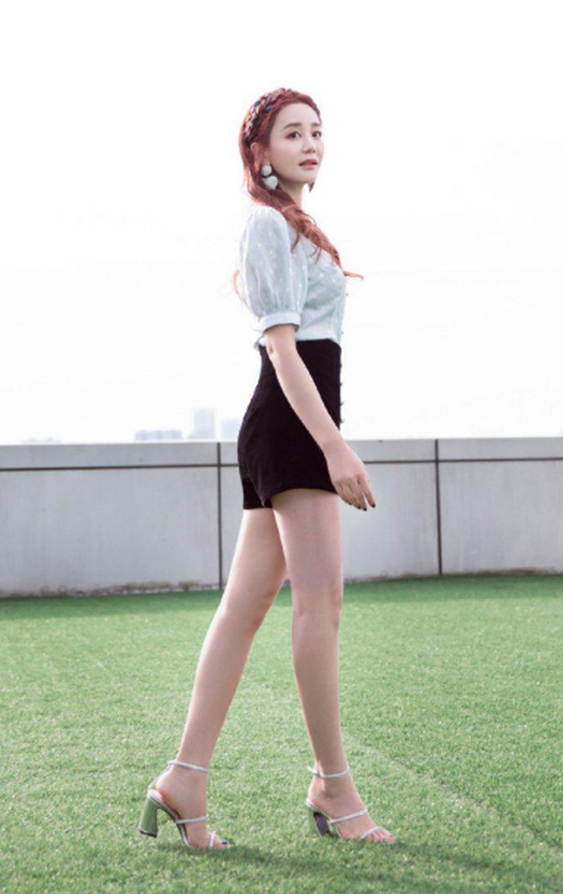淡蓝色上衣搭配黑色短裙,海陆的穿搭很符合自身的身材.