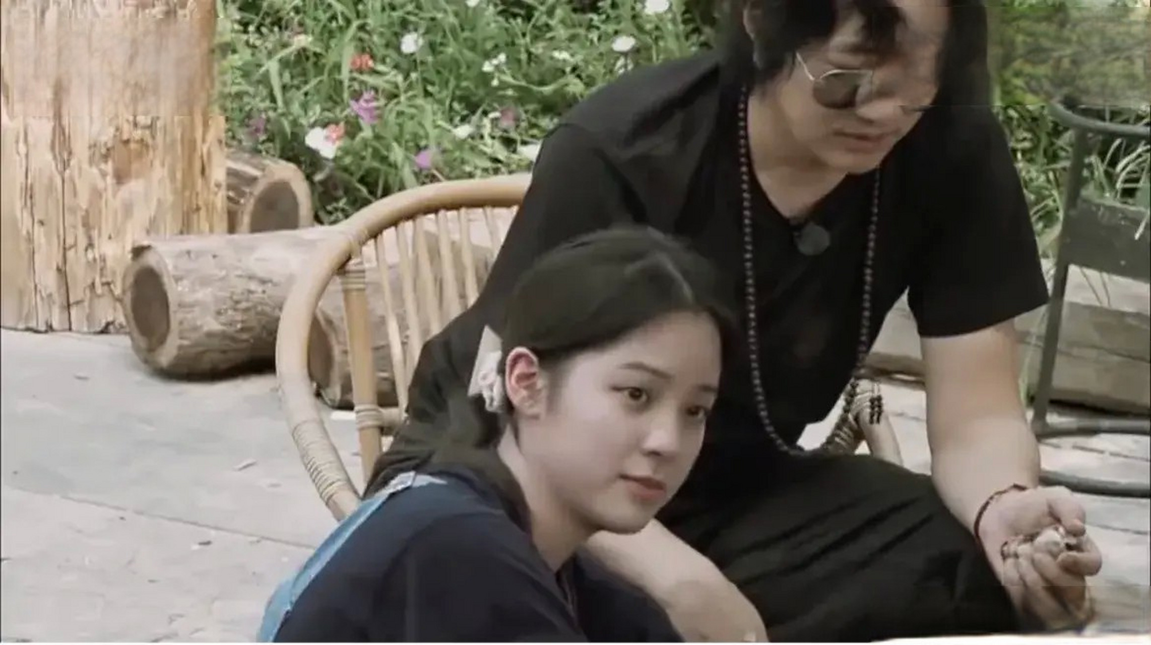 有一种金贵叫做欧阳娜娜的手,看她徒手磨藕,黄磊都被吓到 黄磊:娜娜小