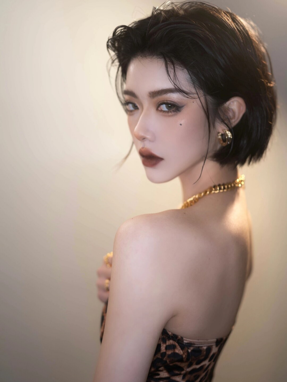 冷艳金棕系美杜莎妆容,走进野性欲望的漩涡   冬季混血欧美妆容,超a