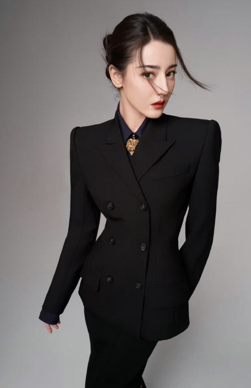 迪丽热巴黑色西装套装,好酷.