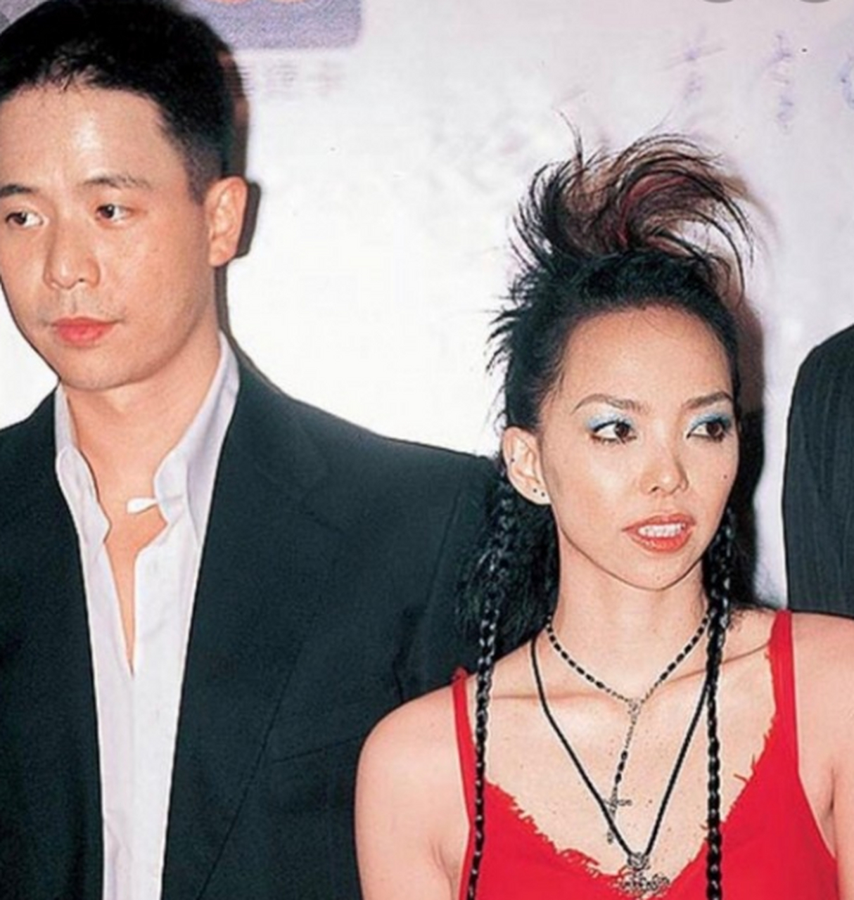 2001年,张惠妹嗓子出了问题,合伙开公司的男友周立璟立刻提出分手