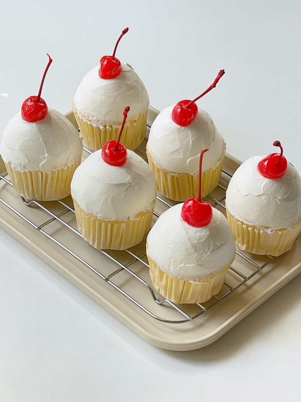 好看又好吃快来试试吧~ 超ins风纸杯蛋糕来啦,松软的蛋糕配上奶油