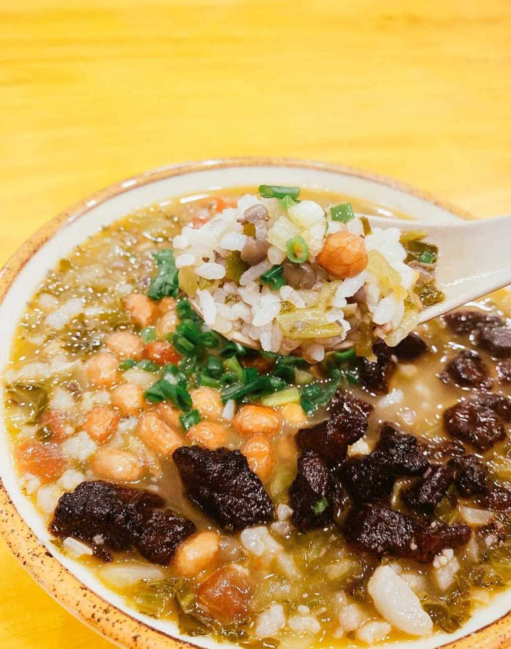 酸汤饭有各式各样的做法,小豆的,四季豆的,酸菜的,酸汤的……天气太热