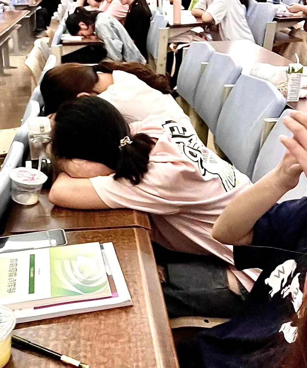 现在的大学生真是奇怪,为什么要去课堂睡觉呢?难道在宿舍里睡不好吗?