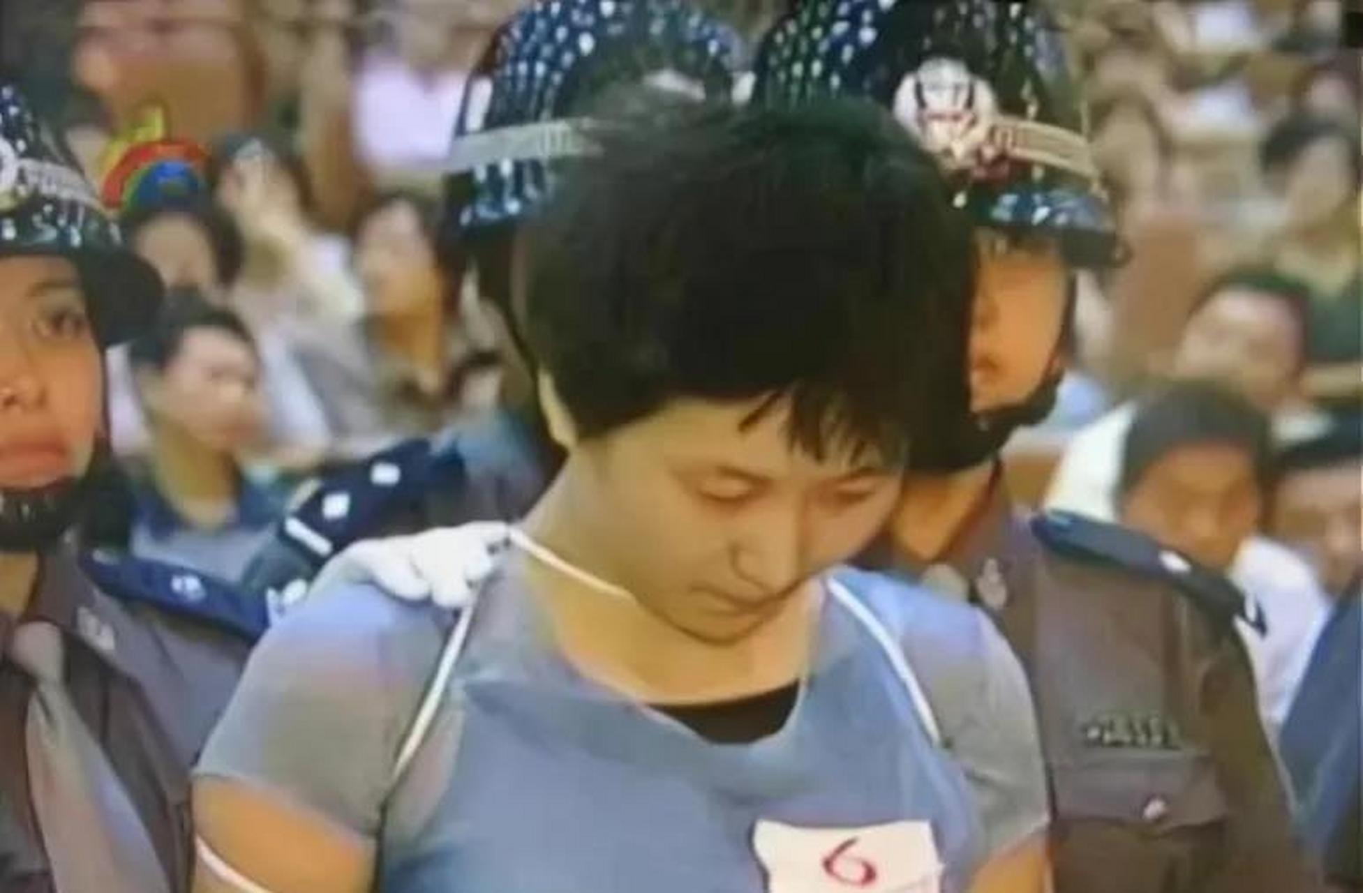 在青岛市南区社区服务中心工作的董颖一直过着奢华生活,财大气粗.