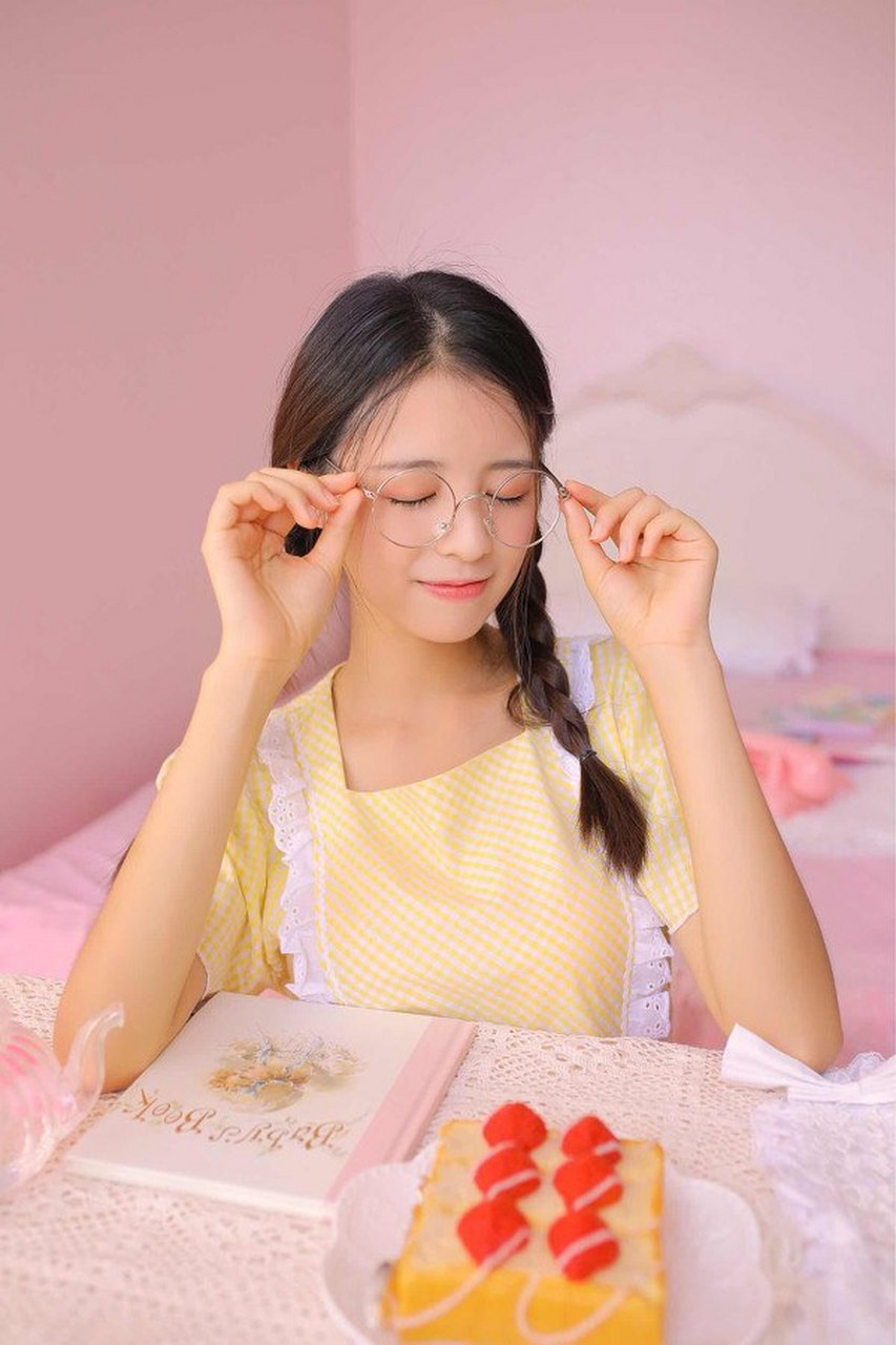 戴眼镜的小姐姐好可爱哦,你喜欢吗?#美女写真