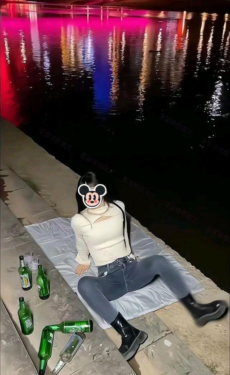 网友:大晚上的小姐姐一个人在江边喝酒,该怎么安慰她?
