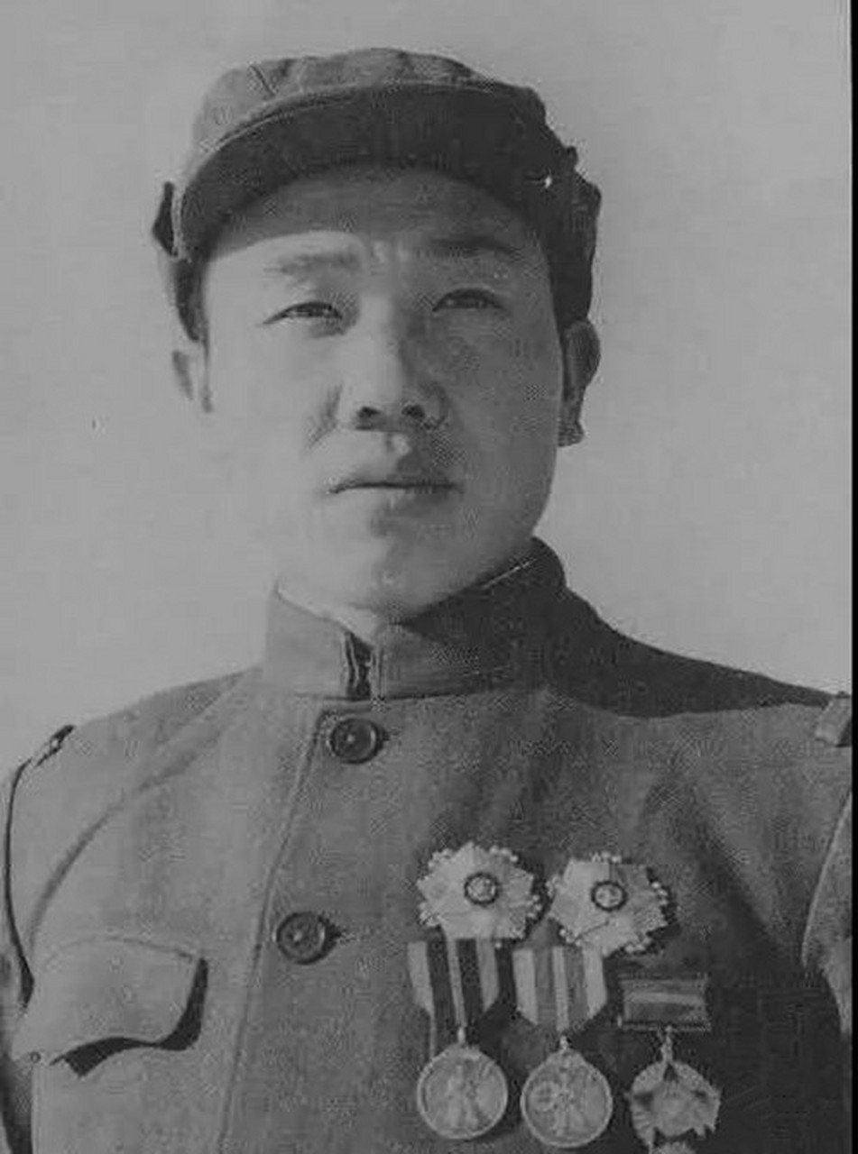 1950年11月,志愿军排长郭忠田无视上级命令,弃守高地,修筑假阵地,同时