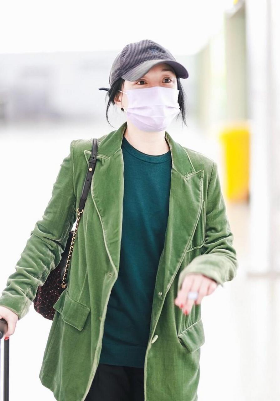 周迅机场街拍,绿色绒面西装 蓝色卫衣 棒球帽文艺范