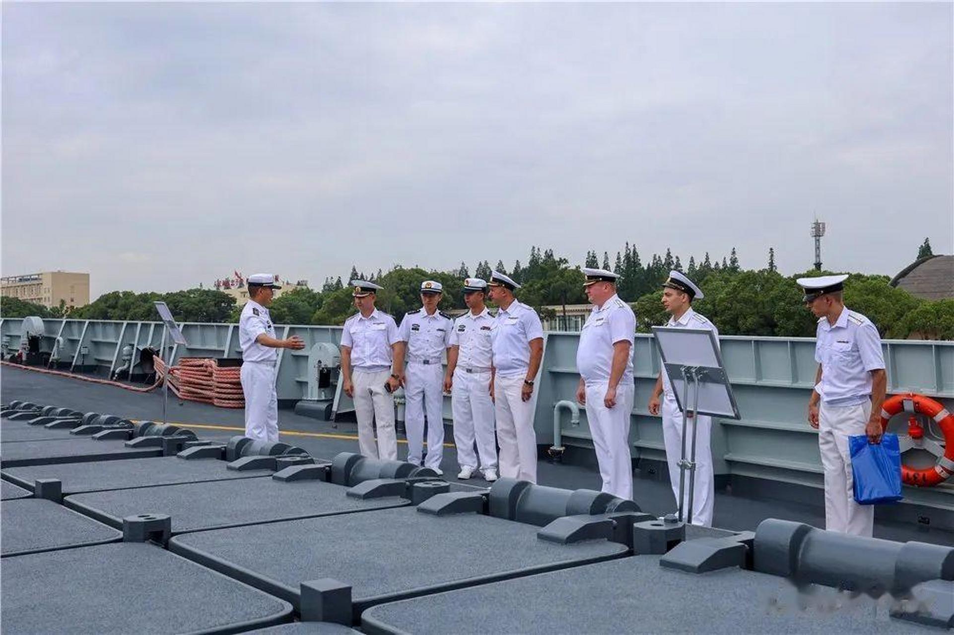 中俄海军官兵在上海吴淞军港相互登舰参观对方军舰,俄罗斯海军来的是2