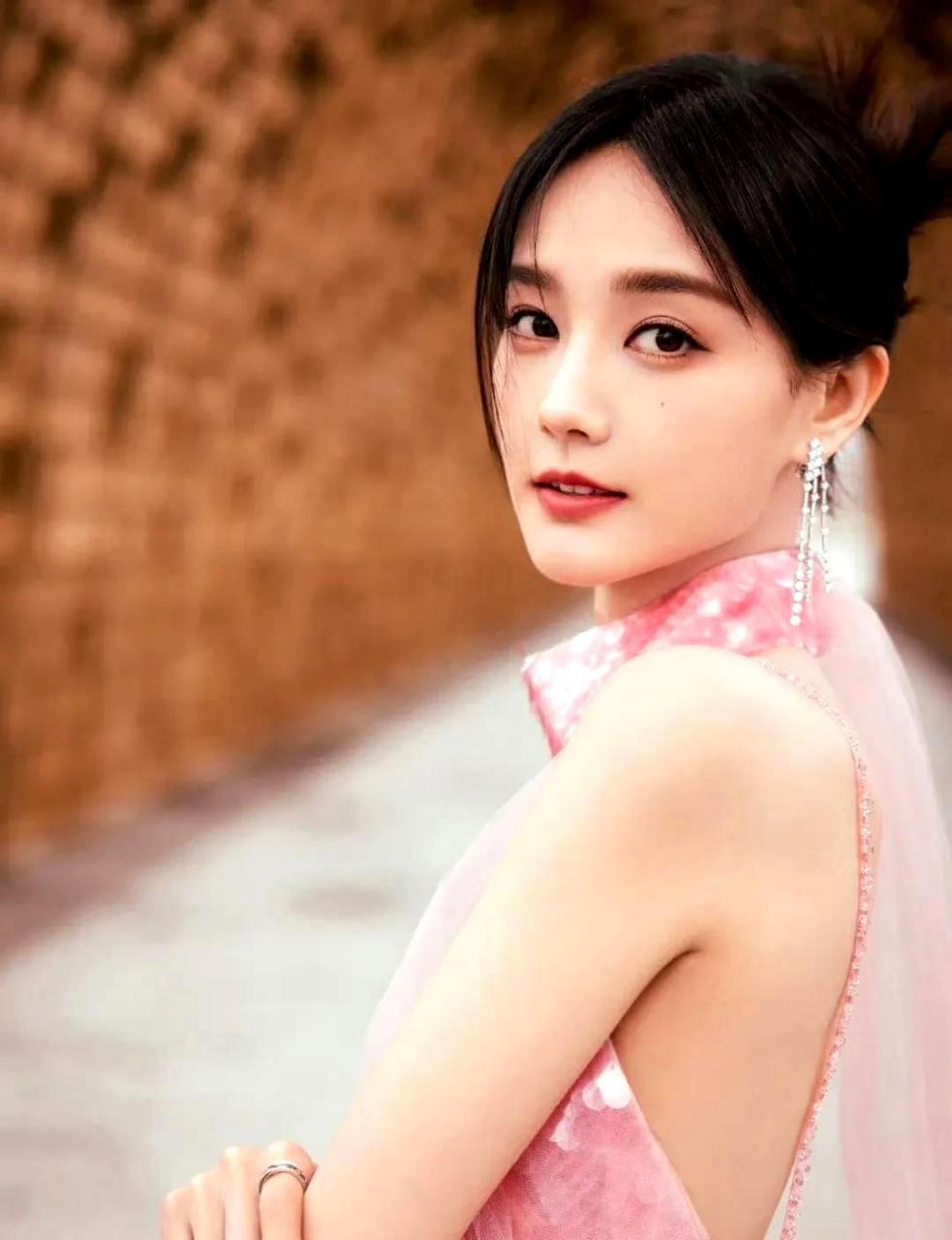 李一桐是中国著名女演员,她以白皙肌肤,清新可爱,俏皮活泼的形象深受