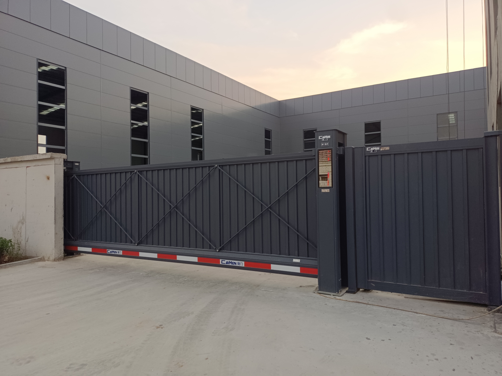 探索#工厂电动伸缩平移大门# 的使用优势 工厂电动伸缩平移大门作为