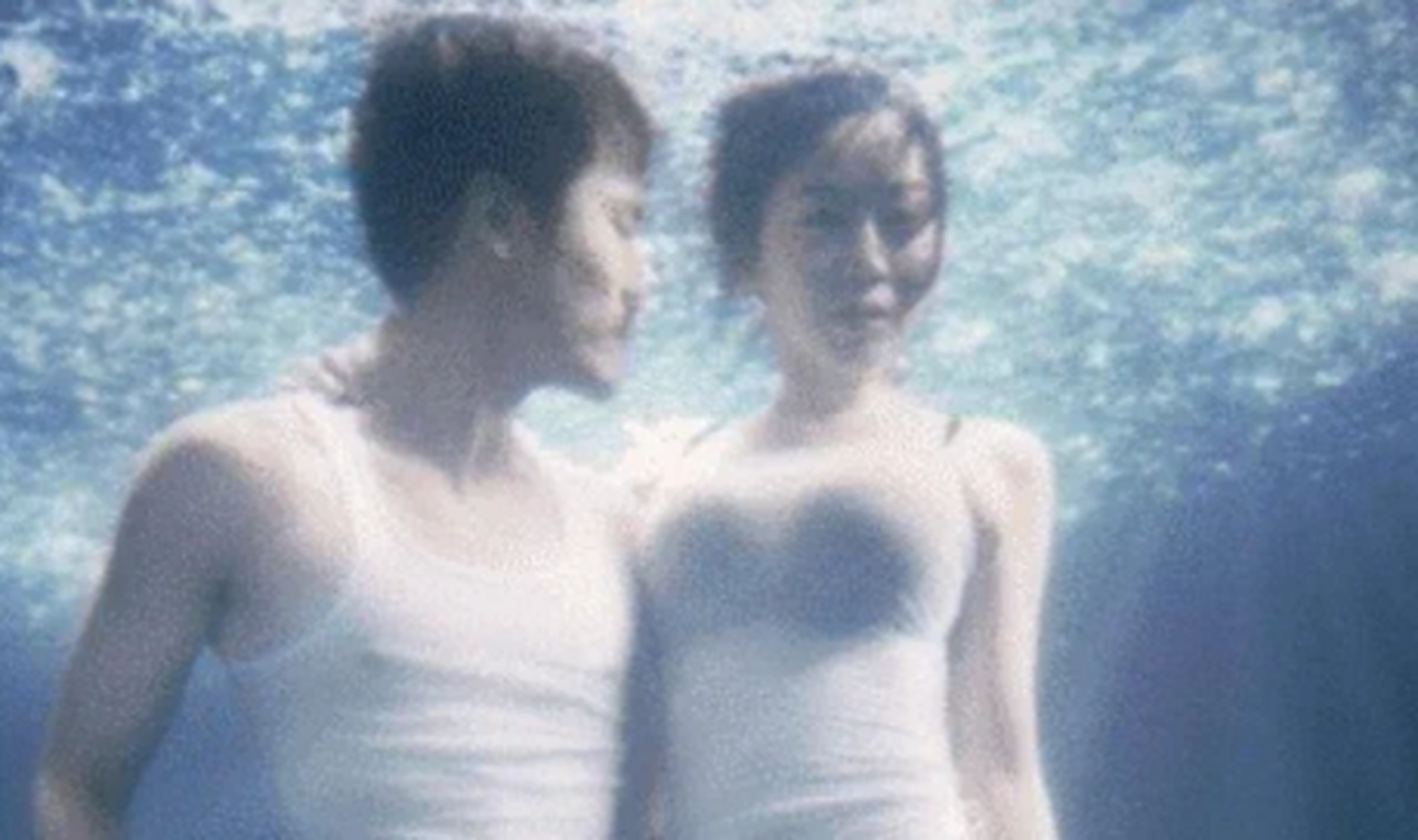 闫妮水下拍摄大片,虽然包裹的很严实,却让网友怦然心动,无论是身材的