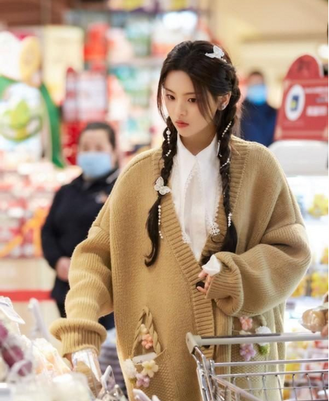 杨超越新造型真好看,穿大号开衫配白衬衫逛超市,双麻花辫太吸睛