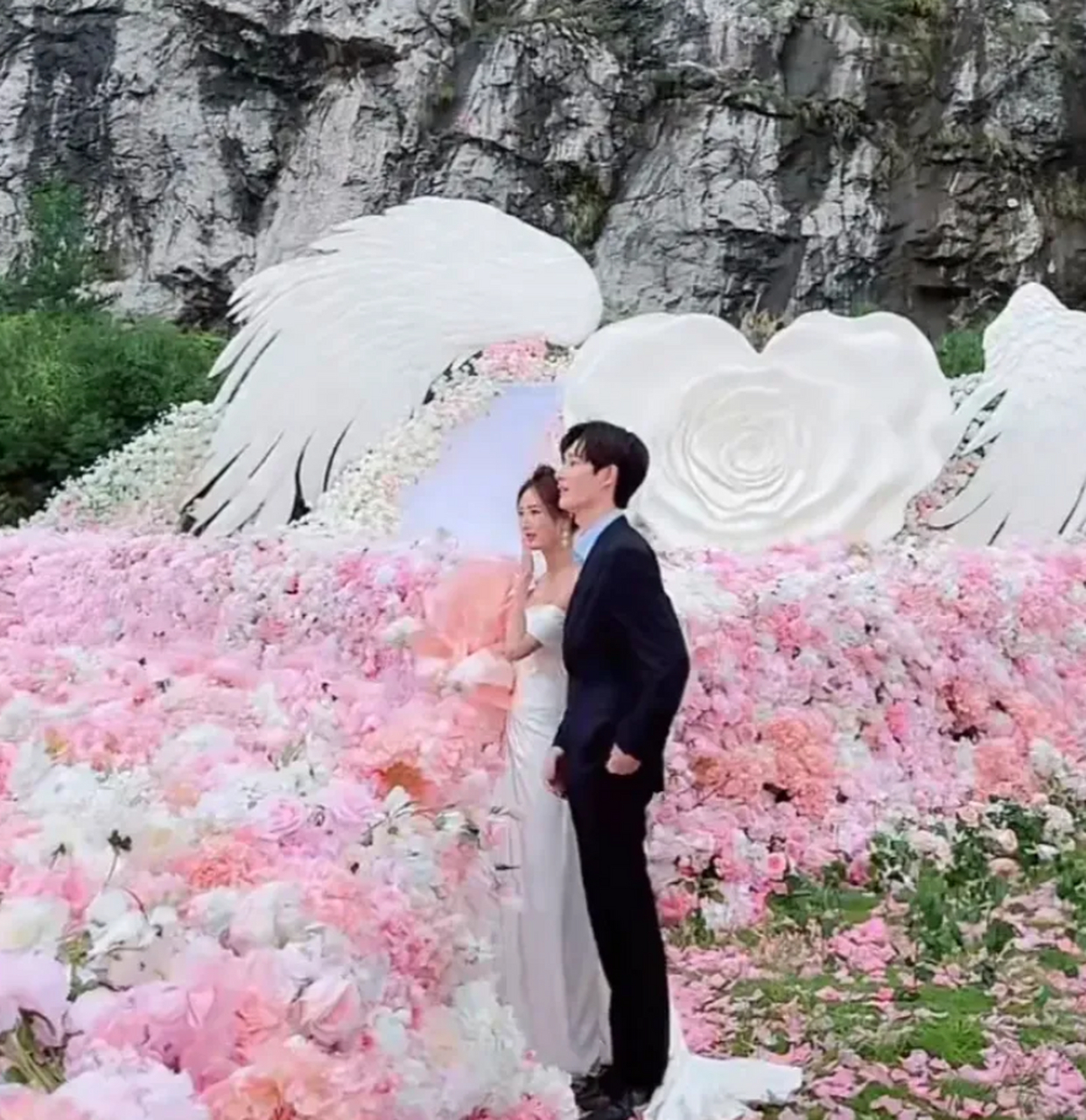 来欣赏一下黄锦鸿向晨妍的求婚好浪漫哟,七彩祥云漂浮在空中,她长相