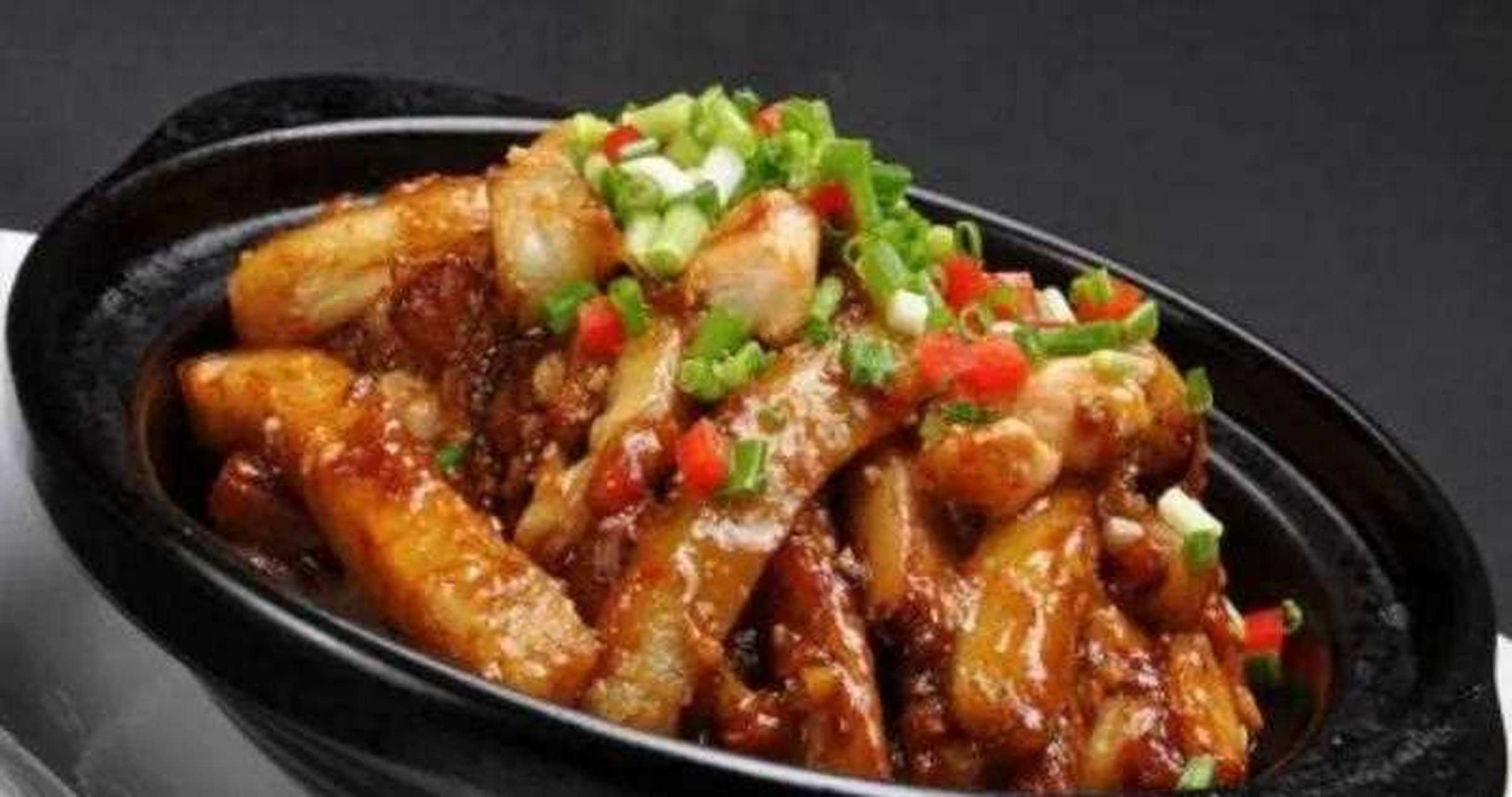 粤式铁板烧 煲仔系列(4) 鱼香茄子煲 材料梅香咸鱼,茄子,五花肉,辣椒