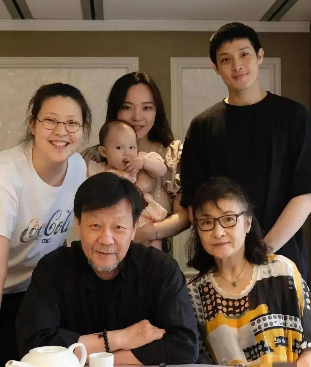 演员寇世勋与大老婆一家六口人合影照,感觉他艳福不浅,有两个老婆