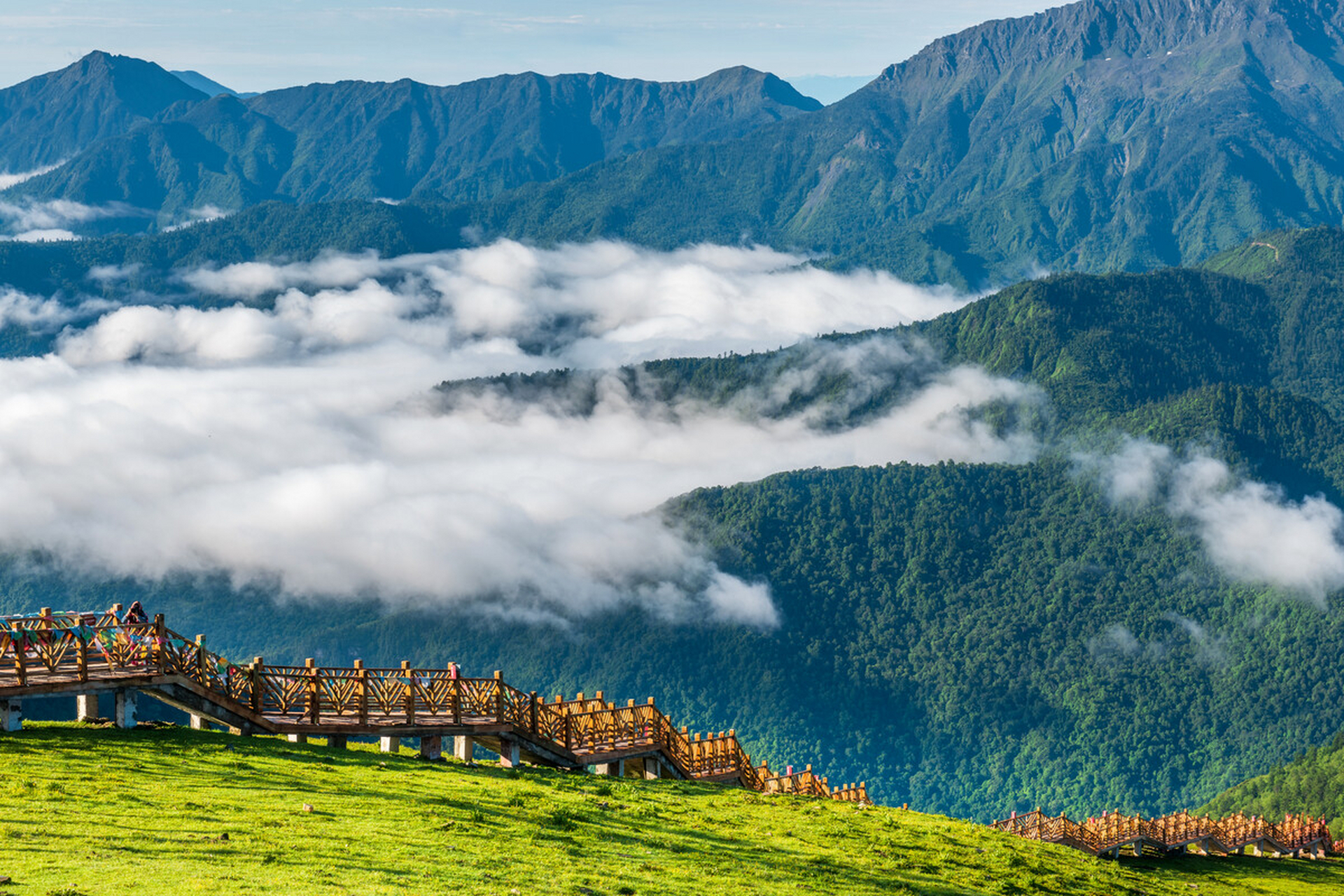 位于四川省宝兴县硗碛藏族乡嘎日村,是嘉绒藏语,意为"美丽的神山"