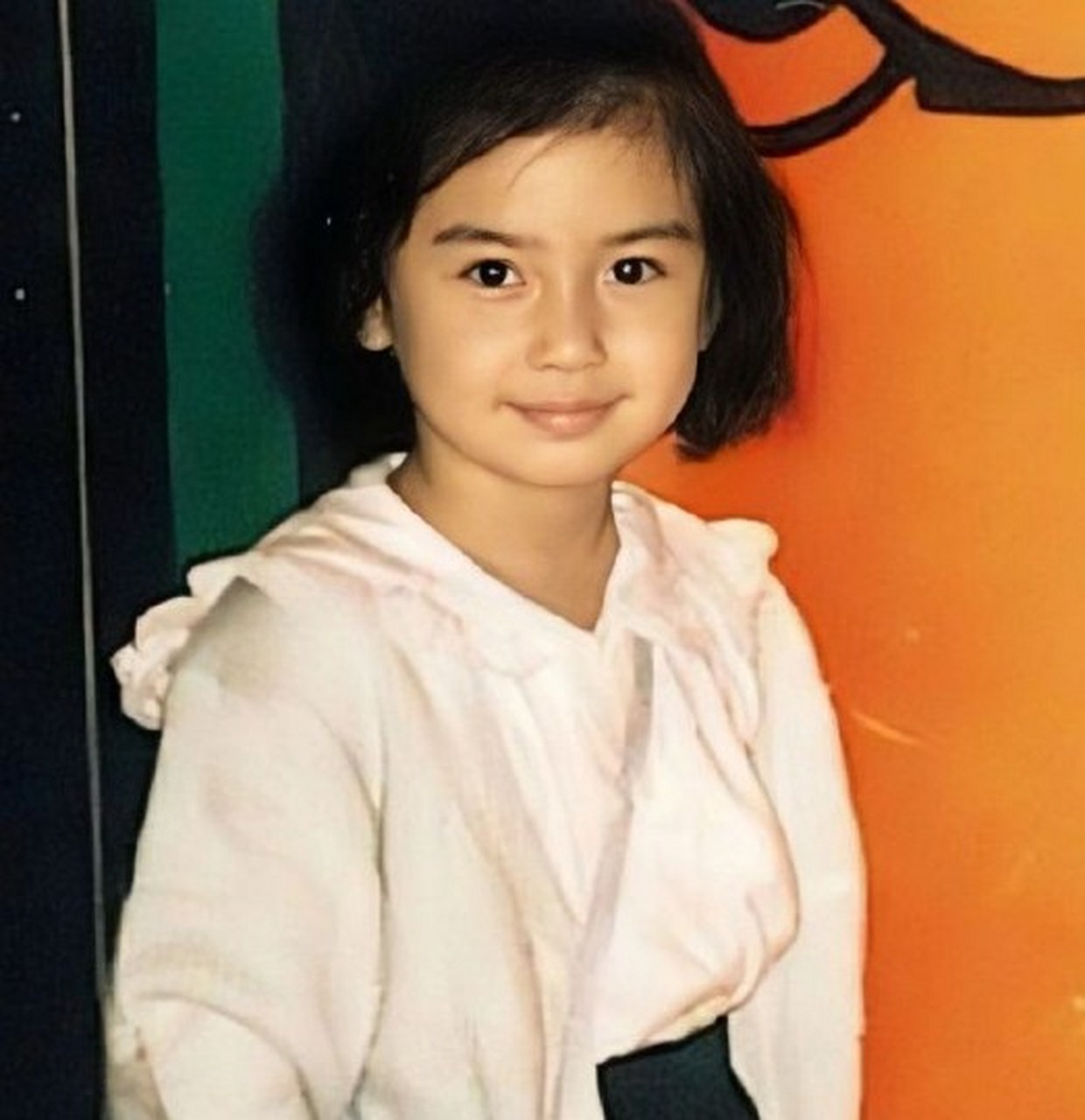 考古angelababy小时候,图一的雨衣小baby也太可爱了,眼睛和眉毛从小就