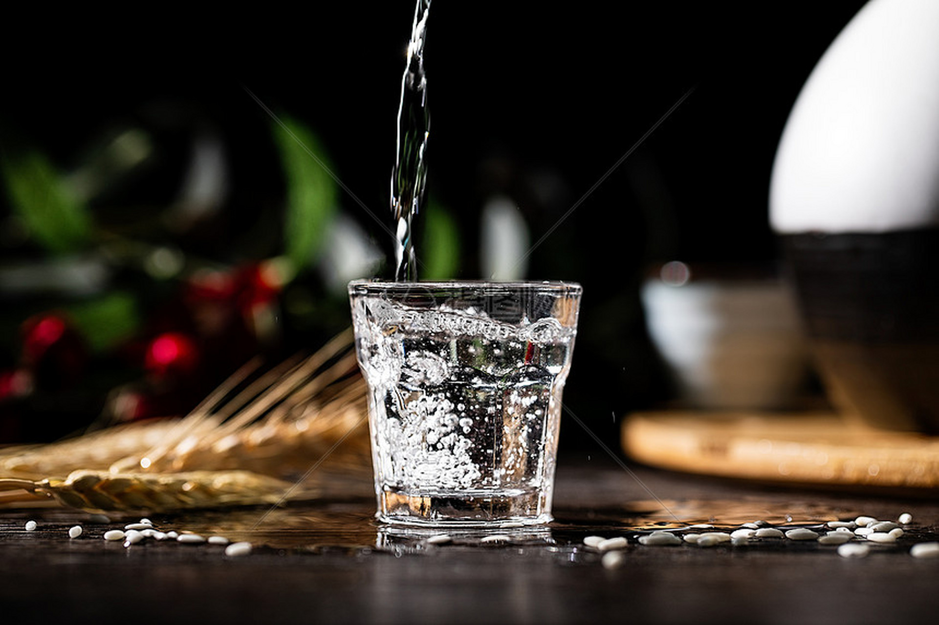 有些人不在乎别人的看法,在酒桌上只顾着自己大吃大