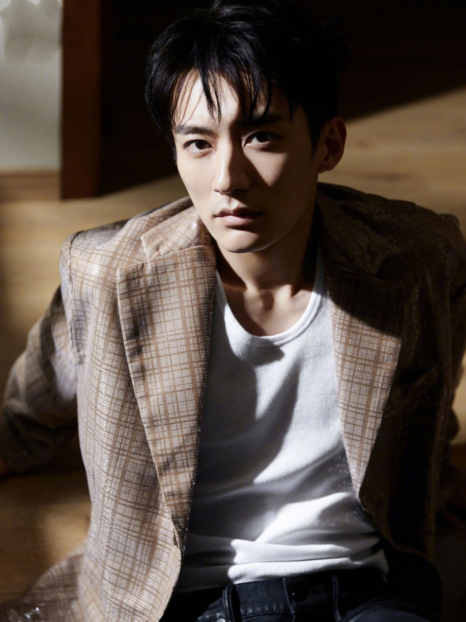 悠然自得的一天:刘学义的民宿生活  午后阳光洒在麋洱民宿的窗棱上